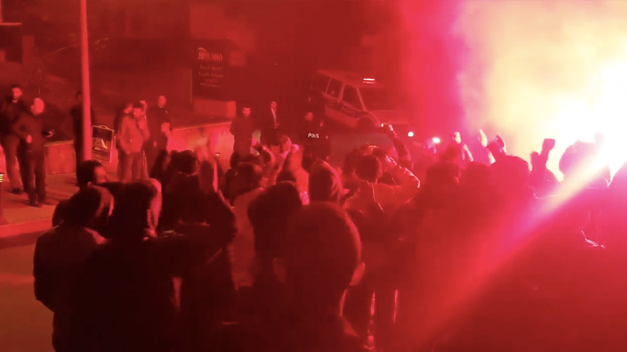 Fenerbahçeli taraftarlar dün gece Beyaz TV önünde toplandı: Ali Koç'a destek, Kütahyalı'ya tepki