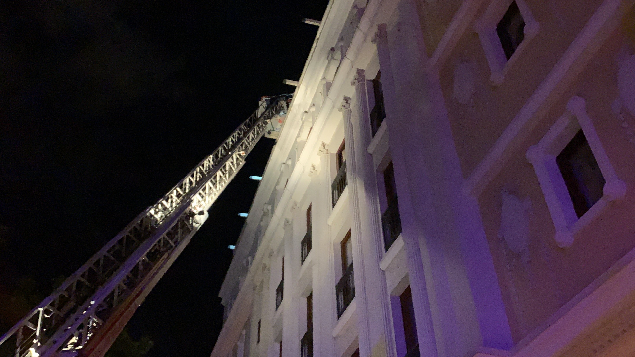 Lüks otelin çatısında yangın çıktı, turistler tahliye edildi