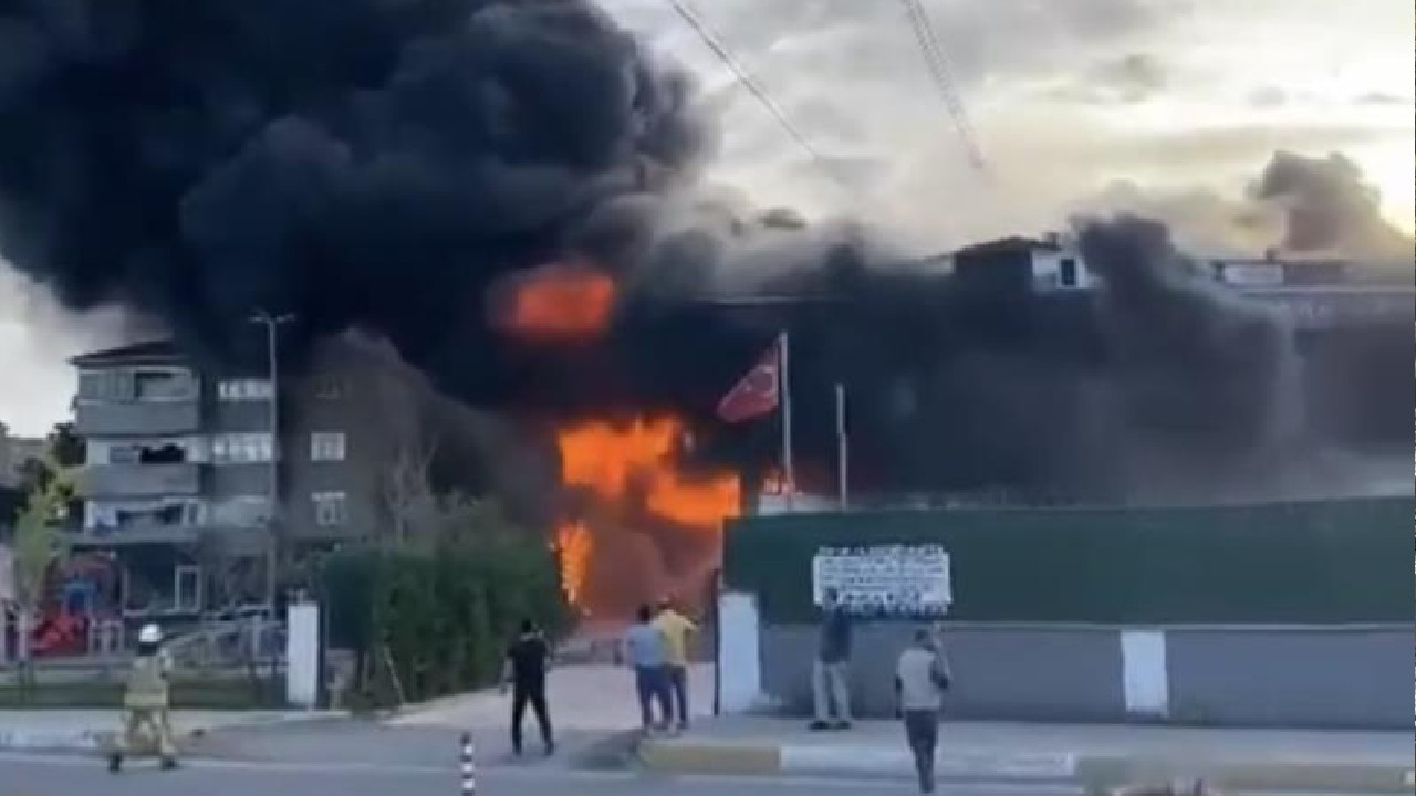 Sultanbeyli’de mobilya fabrikasındaki yangın havadan görüntülendi!