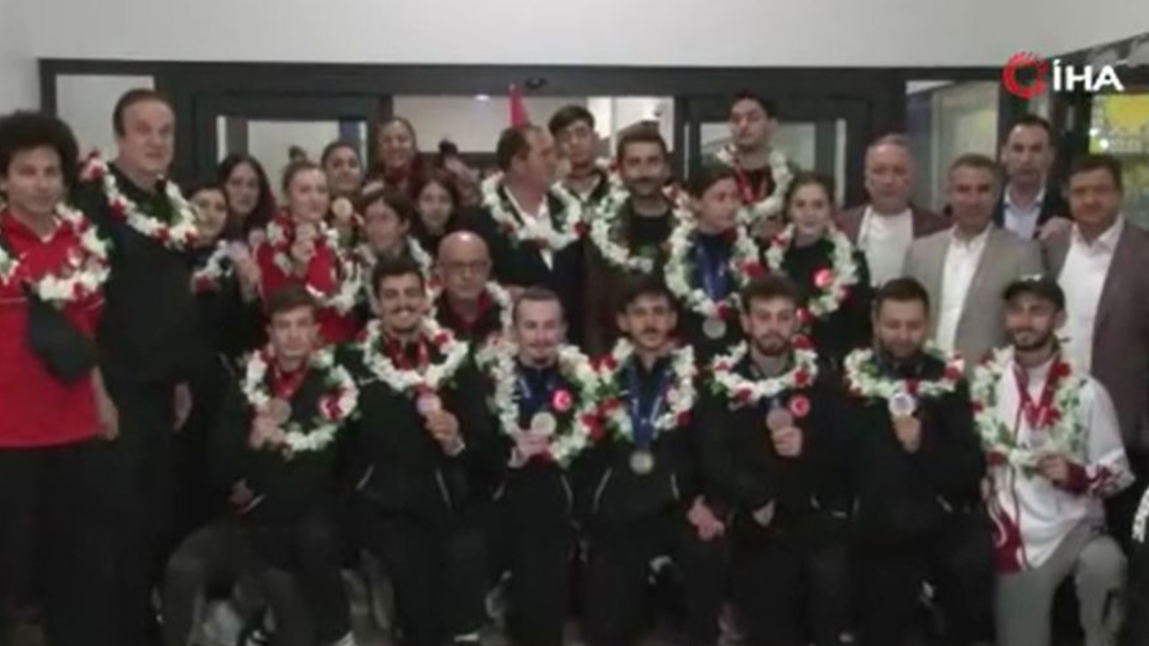 İngiltere'nin Manchester şehrinde Avrupa Şampiyonu olan Tekvando Milli Takımı yurda döndü