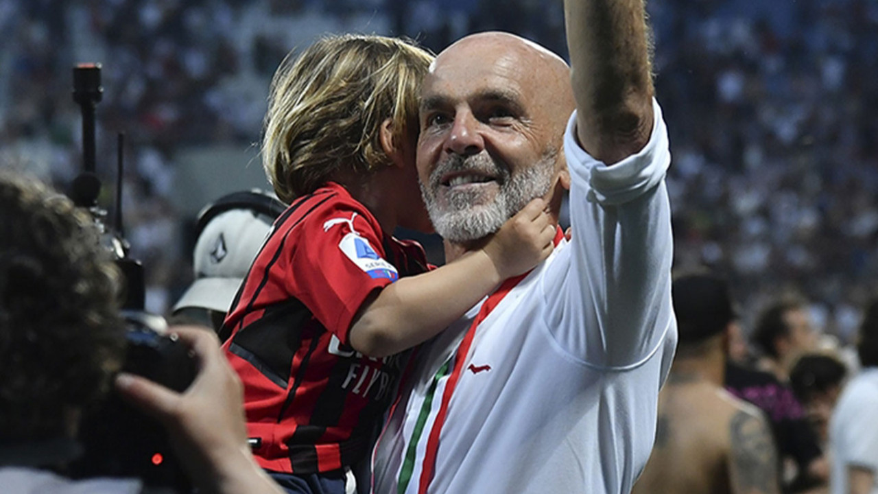 İtalya Serie A'da şampiyon olan Milan'ın teknik direktörü Pioli'nin şampiyonluk madalyası bulundu