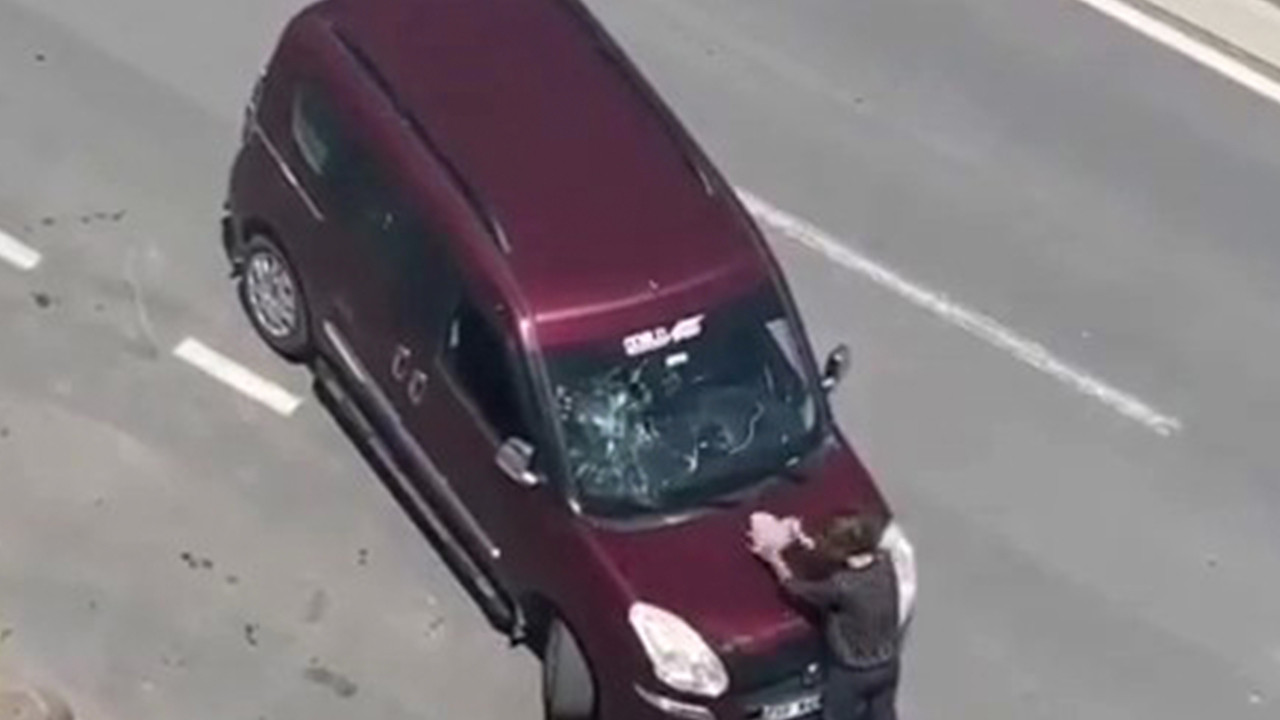 Kaza sonrası ortalığı birbirine kattı: Kaçmaya çalışan sürücünün aracına taşla saldırdı