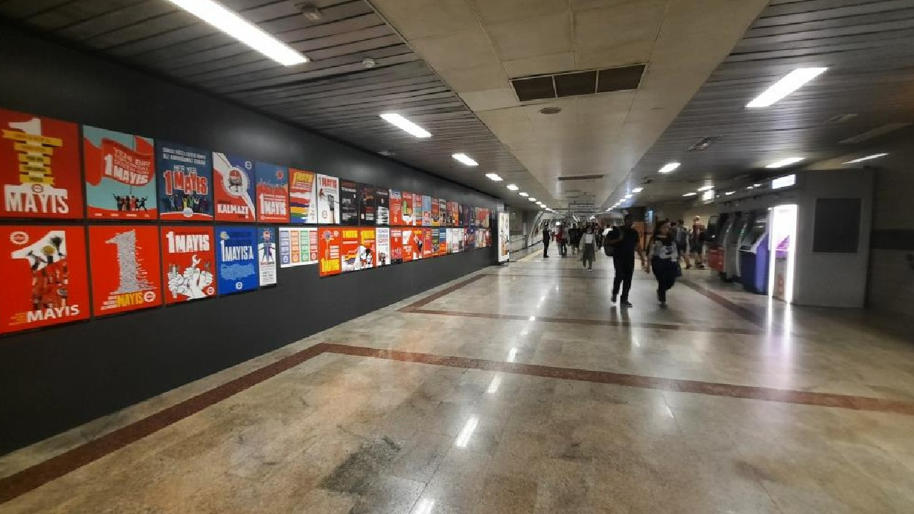 Taksim metrosunda “İstanbul’un fethi” konulu tabloların önü İBB tarafından kapatıldı
