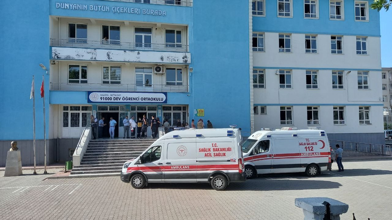 Malatya'da gıda zehirlenmesi paniği!  Okulda rahatsızlanan öğrenciler hastaneye kaldırıldı