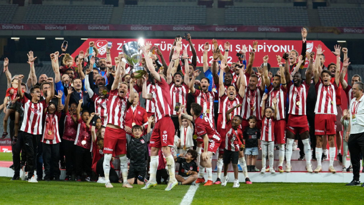 Ziraat Türkiye Kupası'nı ilk kez kazanan Sivasspor kupasını aldı