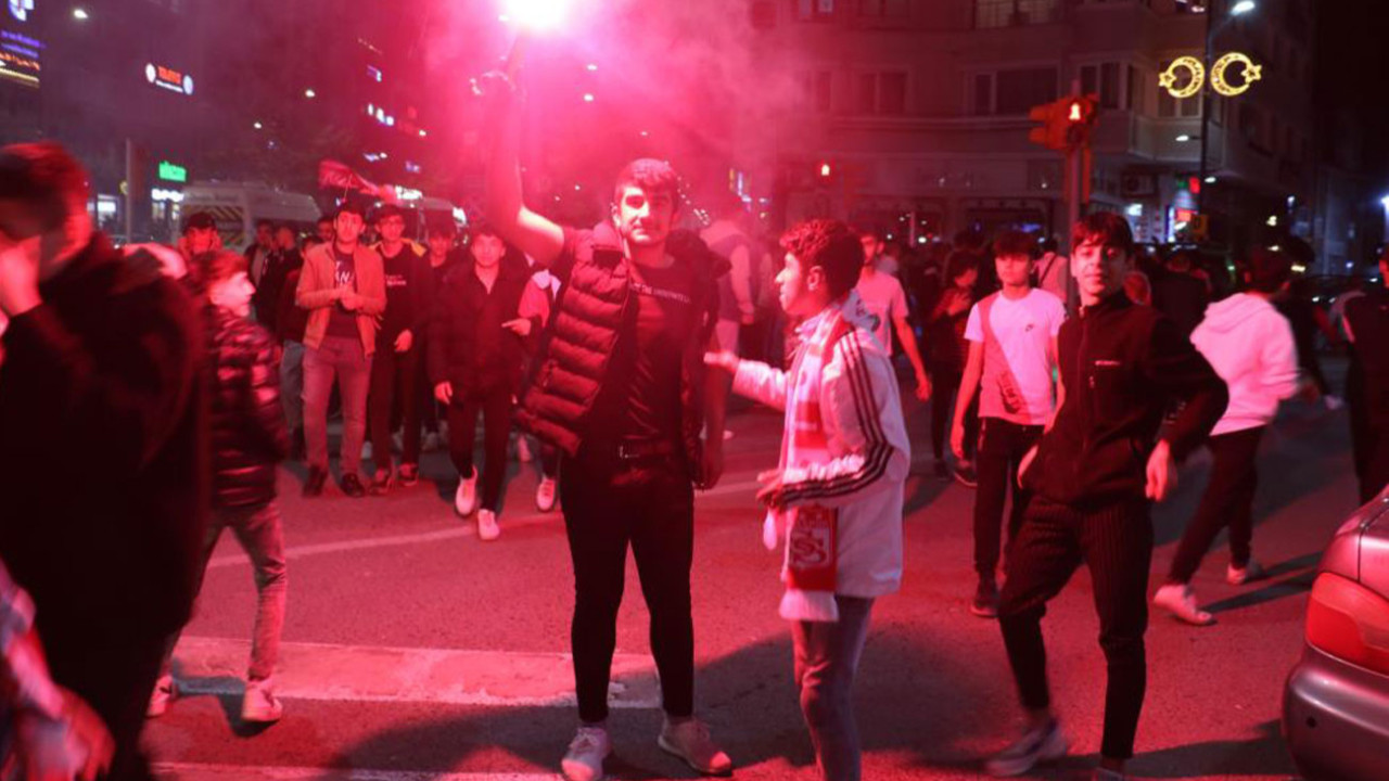 İstanbul'da Ziraat Türkiye Kupası'nı kazanan Sivasspor’da taraftarların sevinci sürüyor