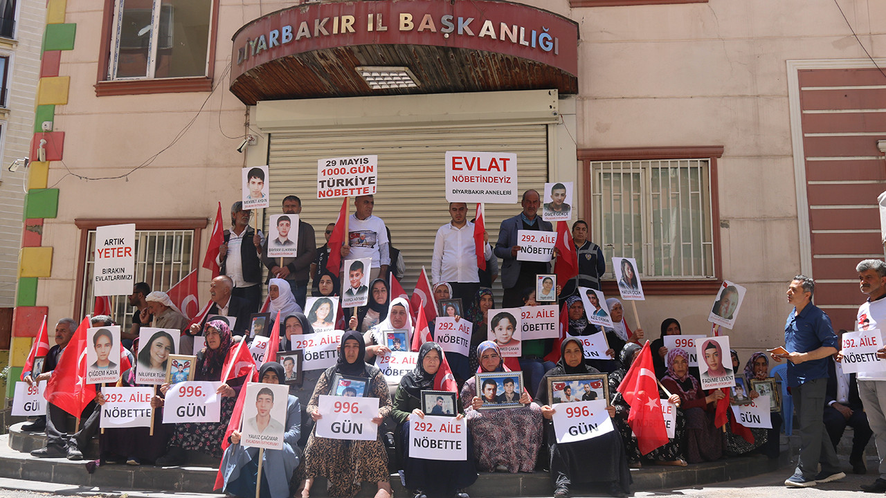 HDP Diyarbakır İl Başkanlığı önünde kararlı duruş sürüyor: Evlat nöbeti 1000'inci güne girdi