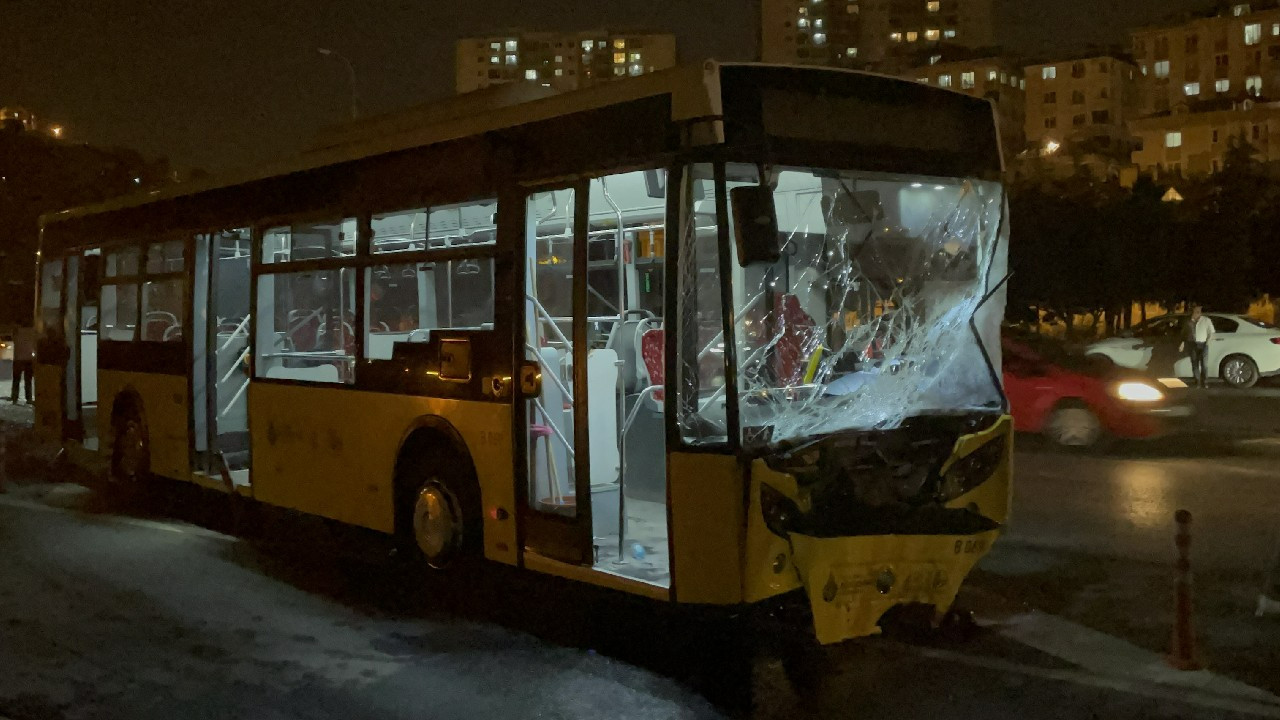 Gaziosmanpaşa'da otomobil ile İETT otobüsü çarpıştı, 1 kişi öldü, 4 kişi yaralandı