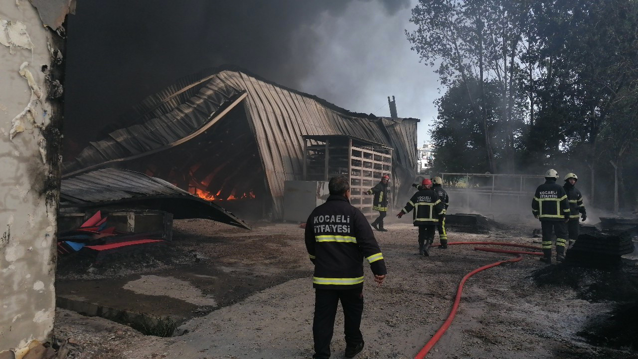 Kocaeli'de fabrikada yangın: Çok sayıda ekip müdahale ediyor