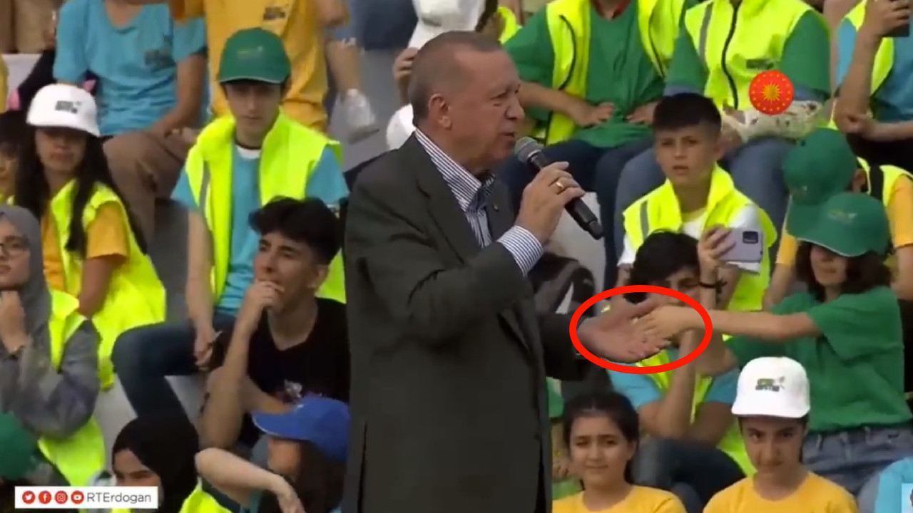 Sahnedeki kız çocuğu, Cumhurbaşkanı Erdoğan'ın elini kameradan sıkmaya çalıştı