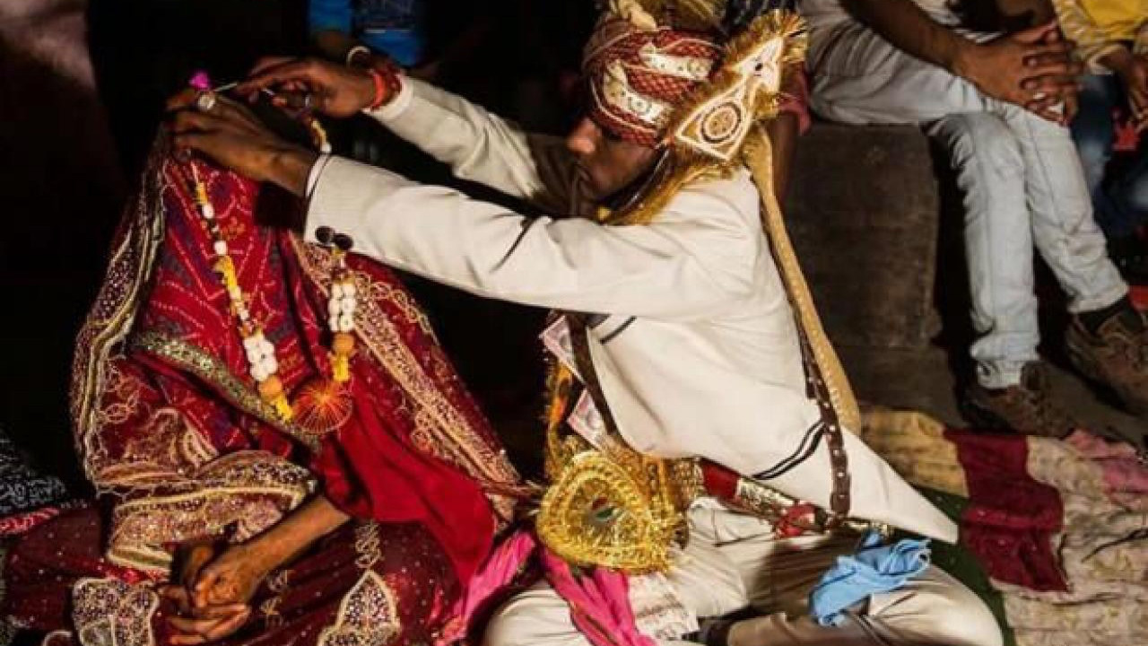 Aşk neler yaptırdı: Sevdiğiyle evlenebilmek için Hindistan'a yüzerek geçti