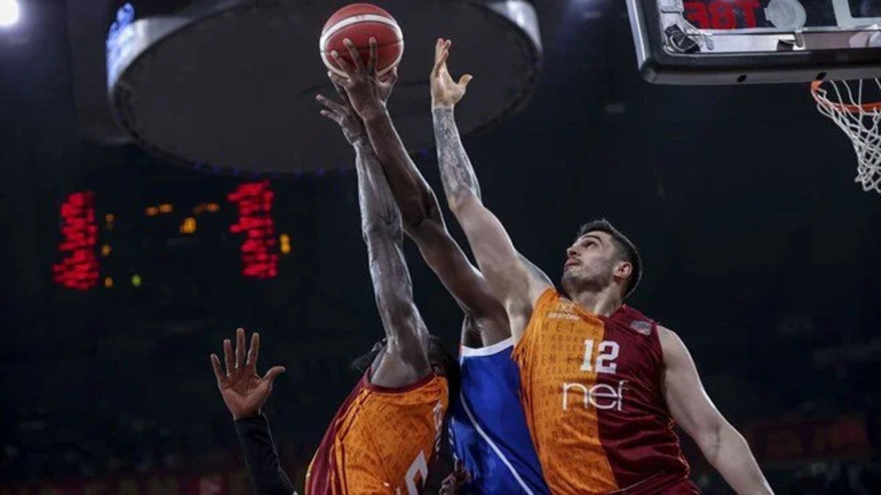 Basketbol Süper Ligi play-off yarı final: Anadolu Efes'i yenen Galatasaray seriye devam dedi