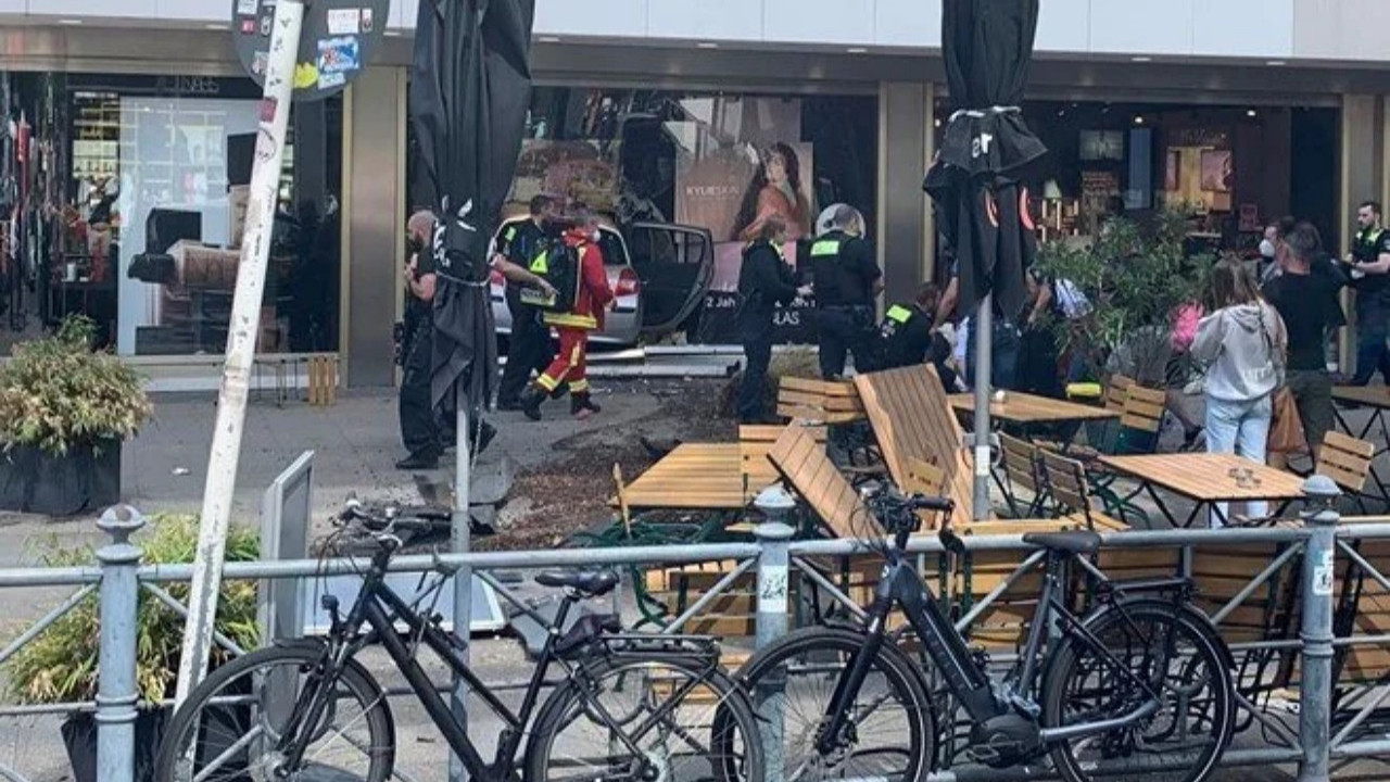 Berlin'de bir otomobil kalabalığın arasına daldı: 1 kişi öldü 30 kişi yaralandı!