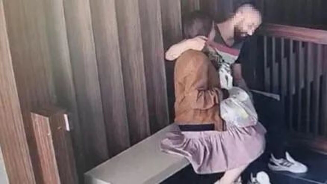 Avukat sevgili, polis merkezindeki müvekkiline uyuşturucu getirdi