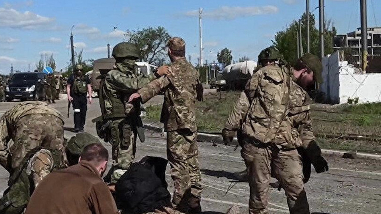 Mariupol'de esir alınan Ukraynalı askerlerin akıbeti belli oldu: Rusya'ya götürüldüler
