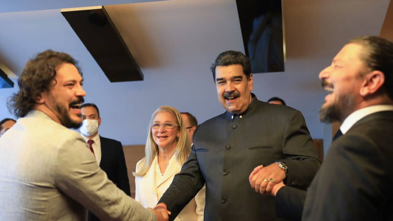 Venezuela Devlet Başkanı Maduro, Kuruluş Osman oyuncularıyla bir araya geldi