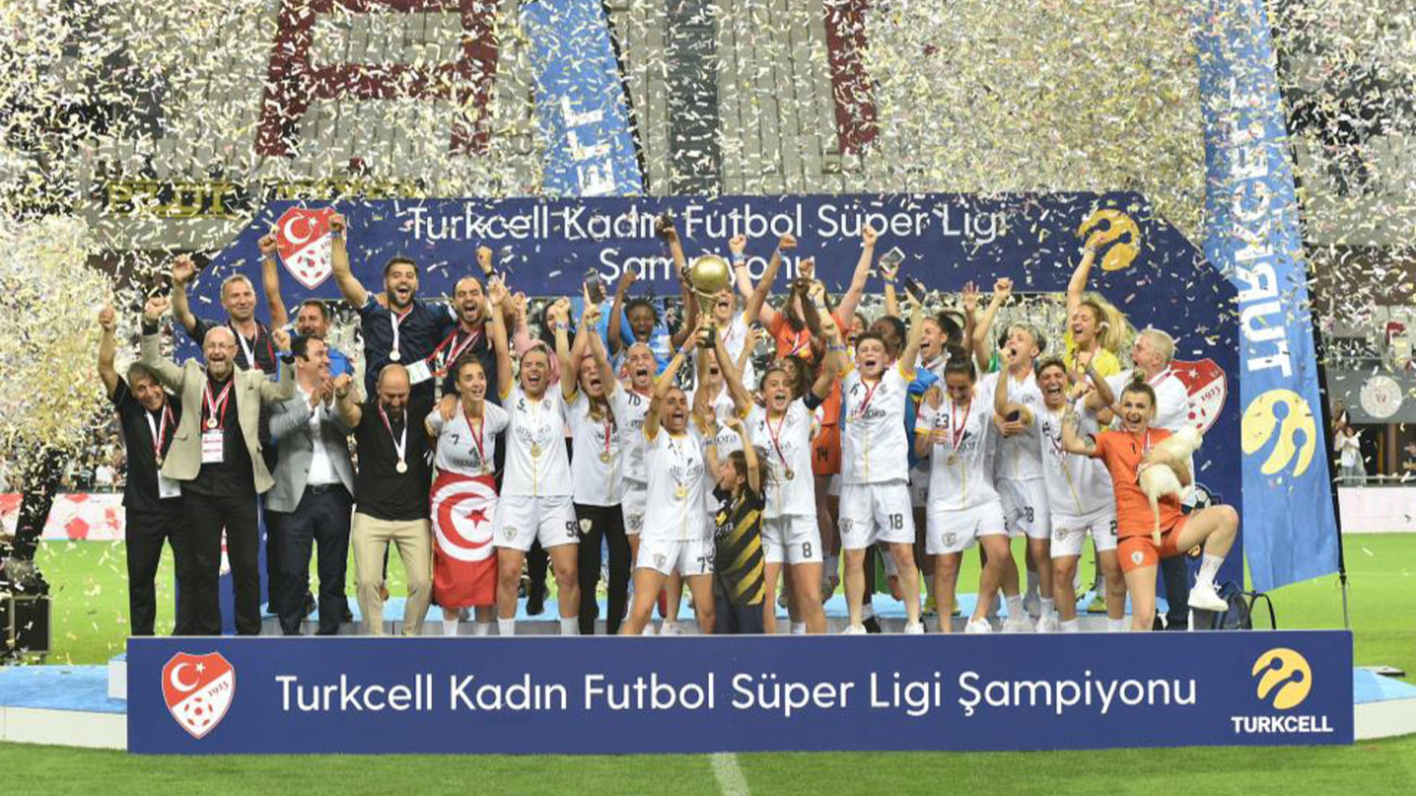 Turkcell Kadın Futbol Süper Ligi finalinde oynanan ALG Spor-Wulfz Fatih Karagümrük maçına büyük ilgi