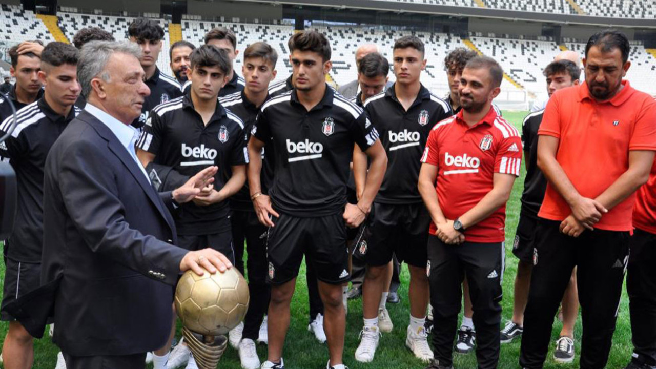 Beşiktaş Başkanı Ahmet Nur Çebi, şampiyon U-17 Akademi Takımı ile bir araya geldi