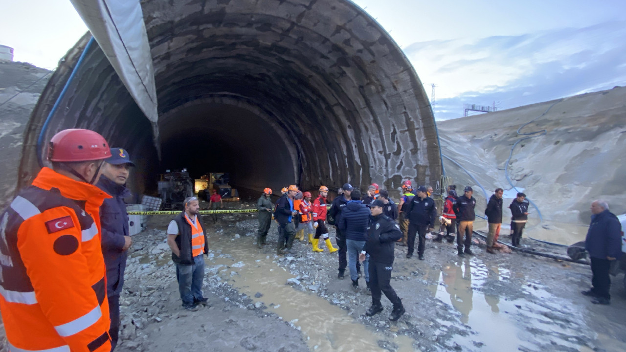 Hızlı tren tünelini sel bastı! Mahsur kalan 3 işçi kurtarıldı