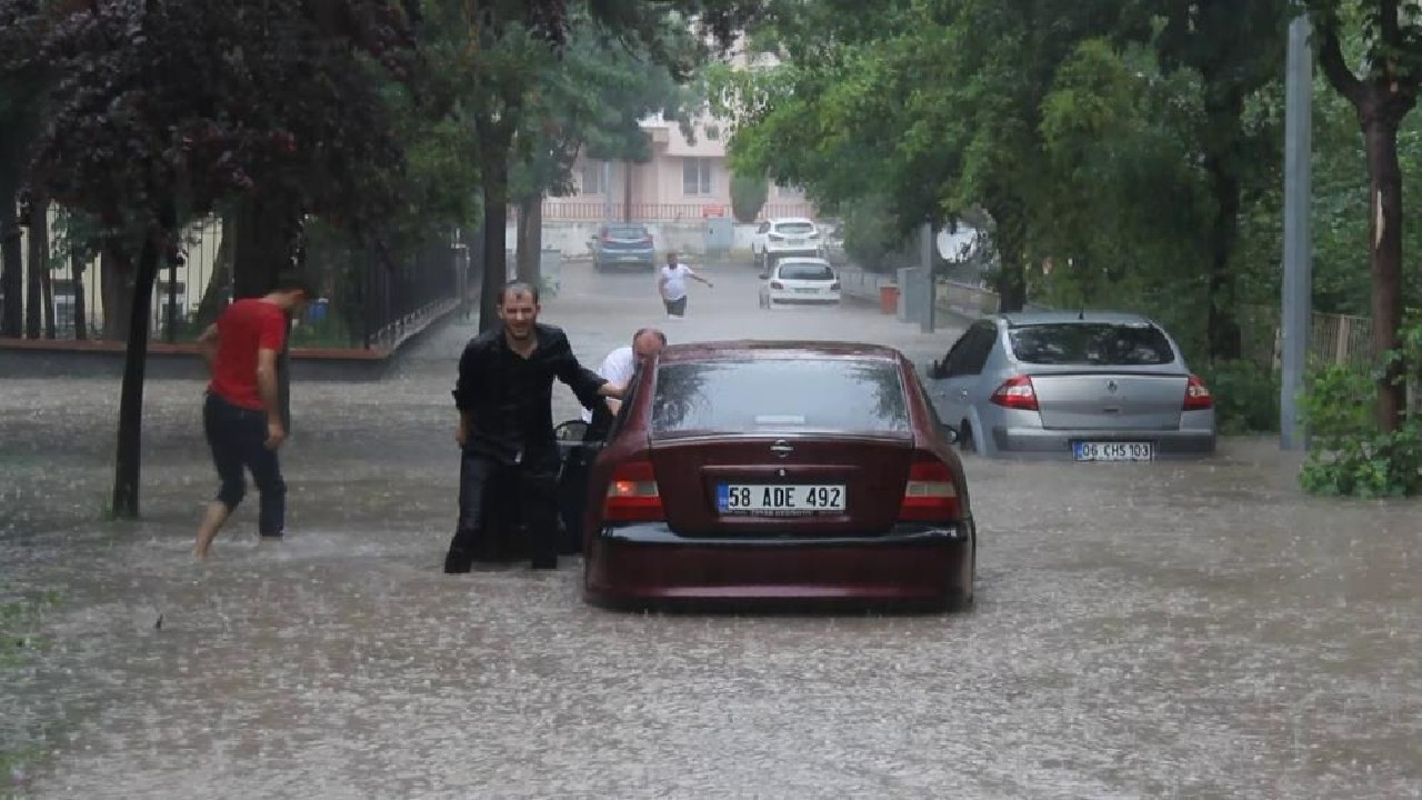 Sivas’ta şiddetli yağış hayatı felç etti, bazı ev ve iş yerlerini su bastı