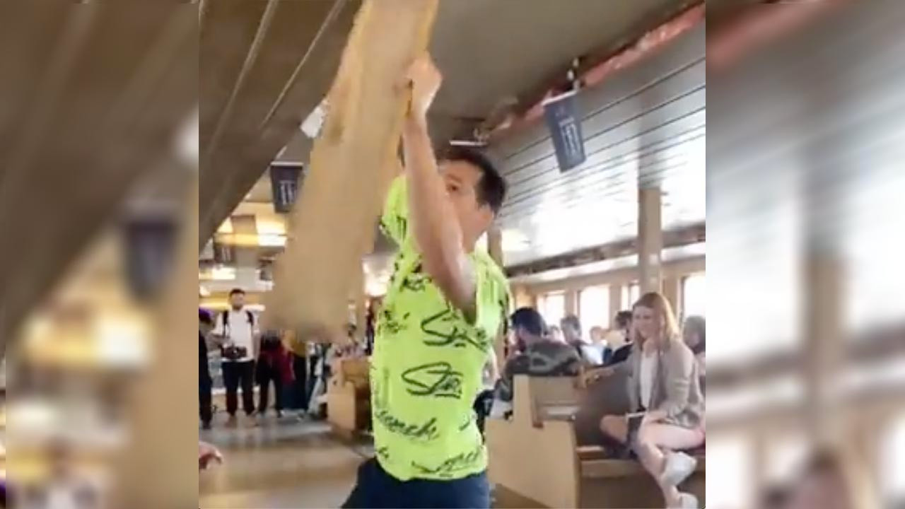 İBB'nin etkinliğinde tepki çeken görüntü: Dansçı, vapurun tavan döşemesini kırdı