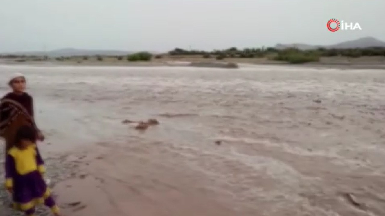 Pakistan’da kamyonet sel sularına kapıldı: Çok sayıda ölü ve yaralı var