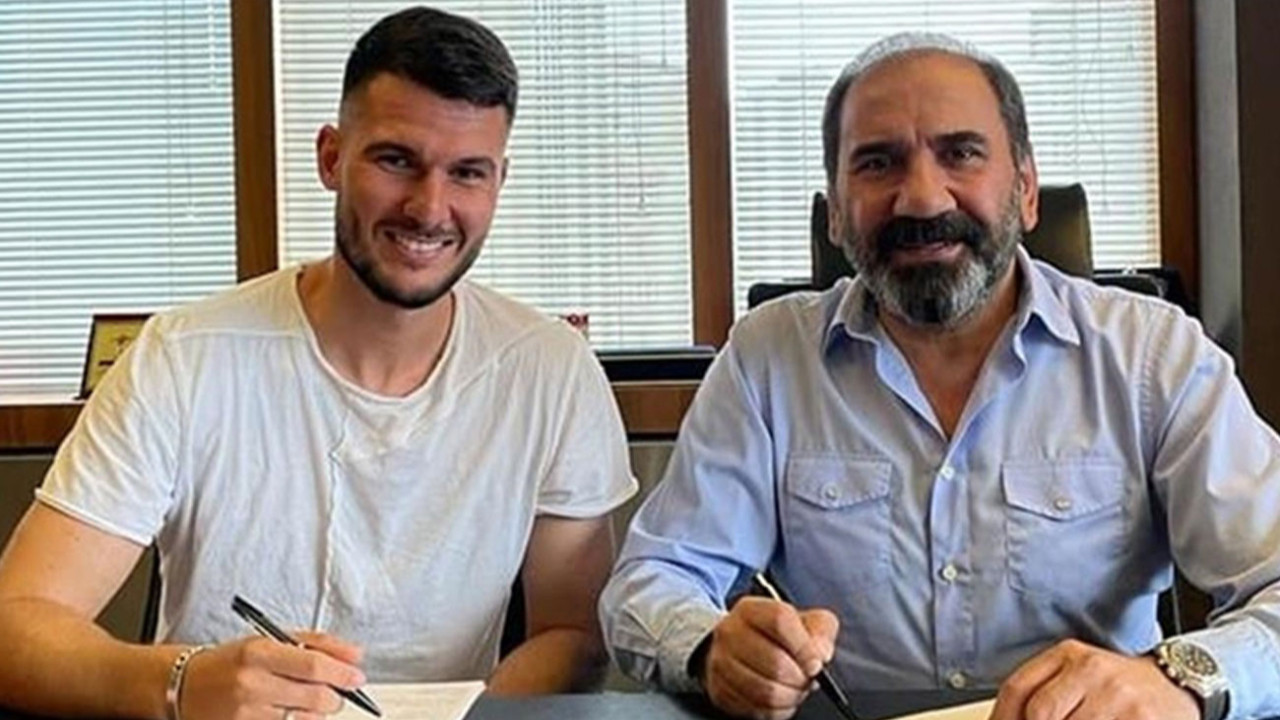 Robin Yalçın, Sivasspor ile İstanbul'daki ofiste 1+1 yıllık sözleşme imzaladı