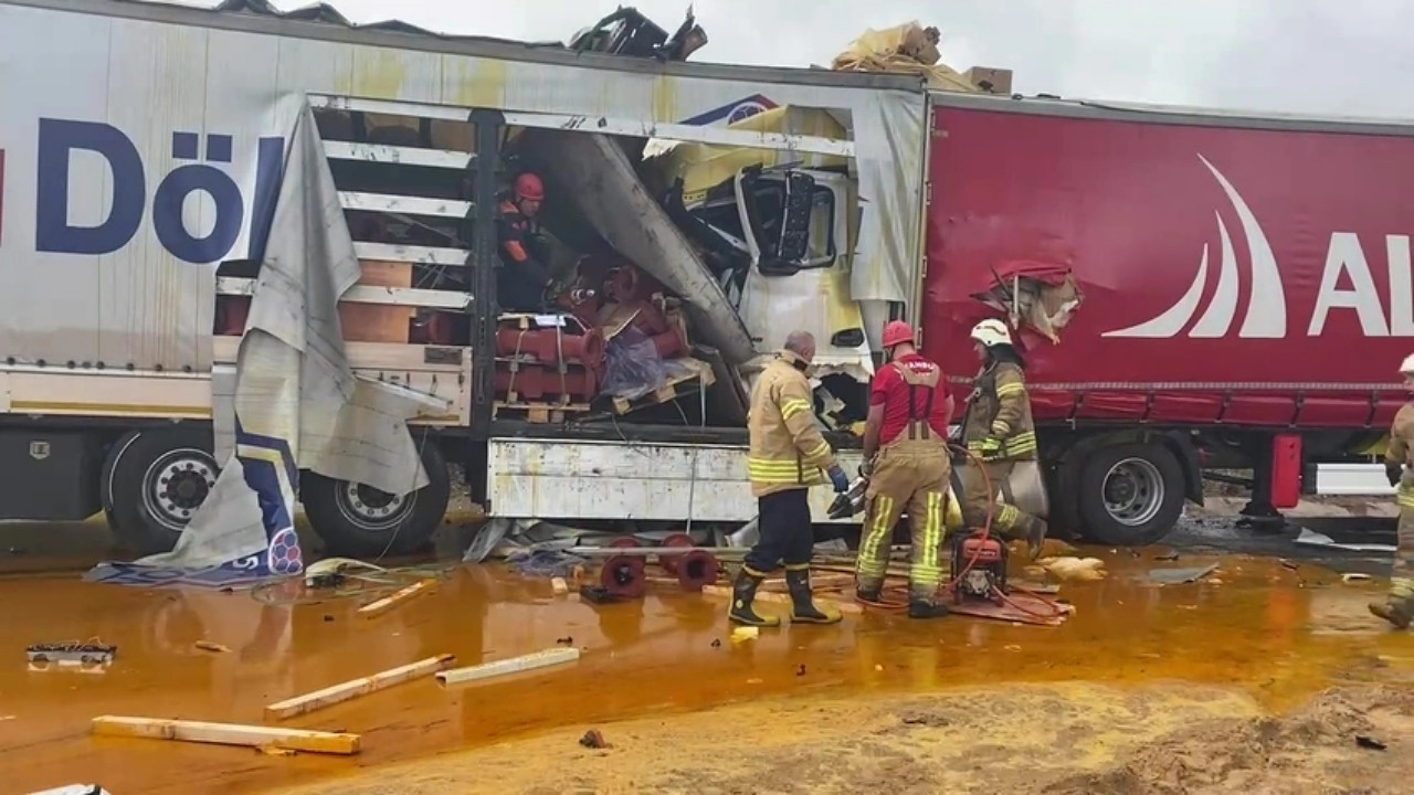 Kuzey Marmara Otoyolu'nda zincirleme kaza: TIR sürücüsü araçta sıkıştı!