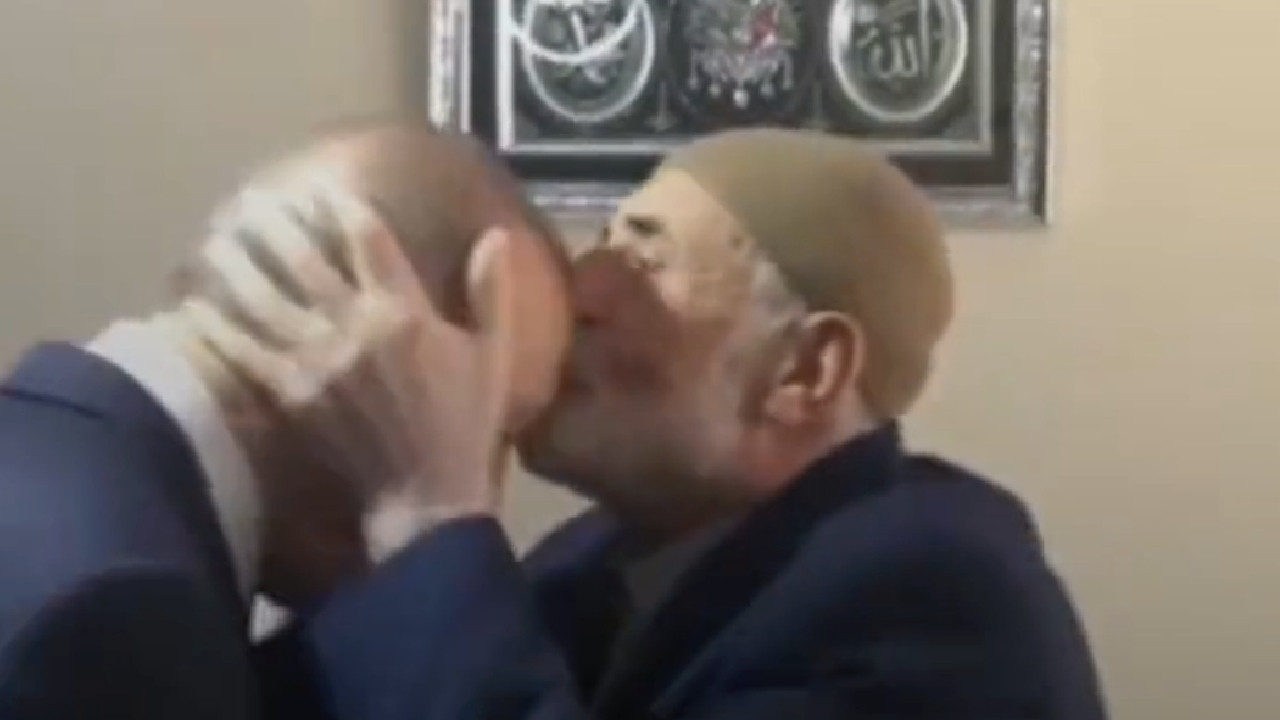 Cumhurbaşkanı Erdoğan yaşlı adama saygısından elini öptürmek istemedi, 'Alnımdan öp' dedi