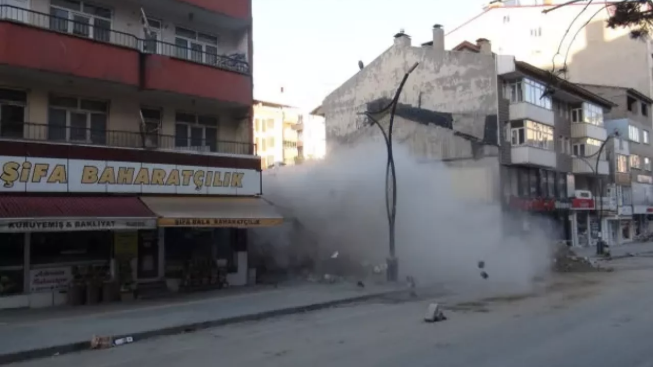 Bitlis'te 4 katlı bina çöktü