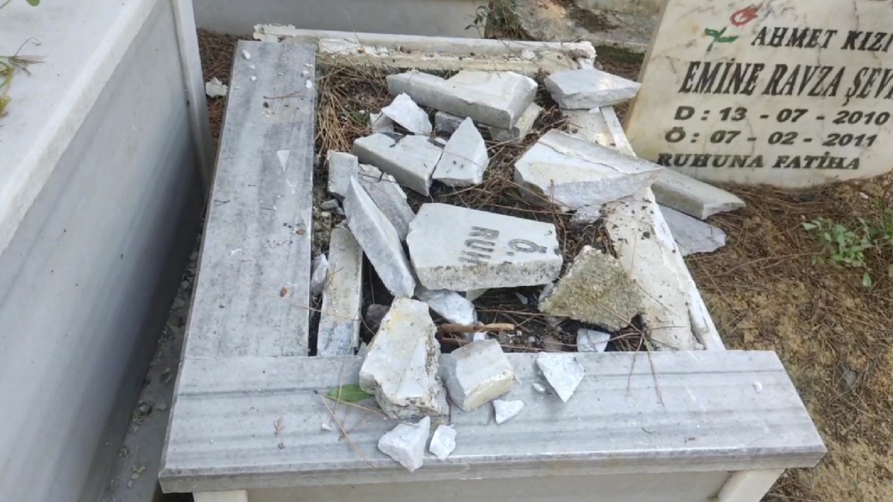 Kabristana balyozlu saldırı! Bebek mezarlarının taşlarını parçaladılar