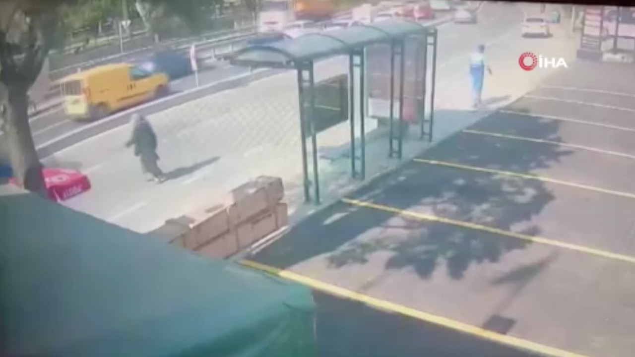 İstanbul'un göbeğinde korkunç kaza! Minibüse binmeye çalışan kadın, başka bir aracın altında kaldı