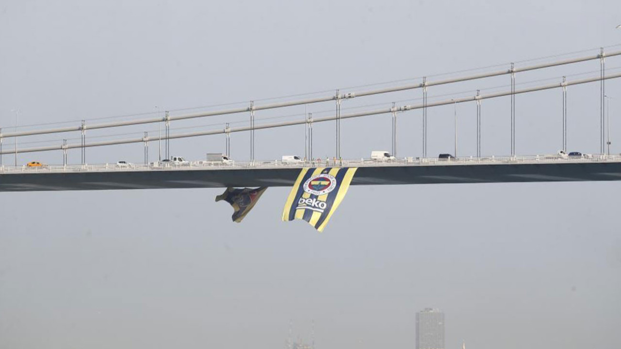 Fenerbahçe Beko'nun bayrakları, 15 Temmuz Şehitler ve Fatih Sultan Mehmet köprülerine asıldı