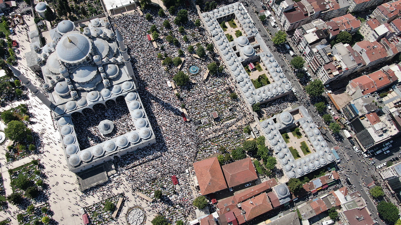 Mahmut Ustaosmanoğlu'nun cenazesi için akın ettiler: Fatih Camii'ndeki kalabalık böyle görüntülendi