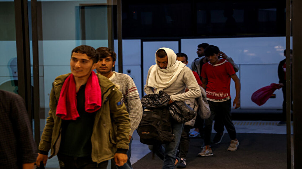 Yasa dışı yollarla ülkemize giren Afganistan uyruklu 131 göçmen sınır dışı edildi!