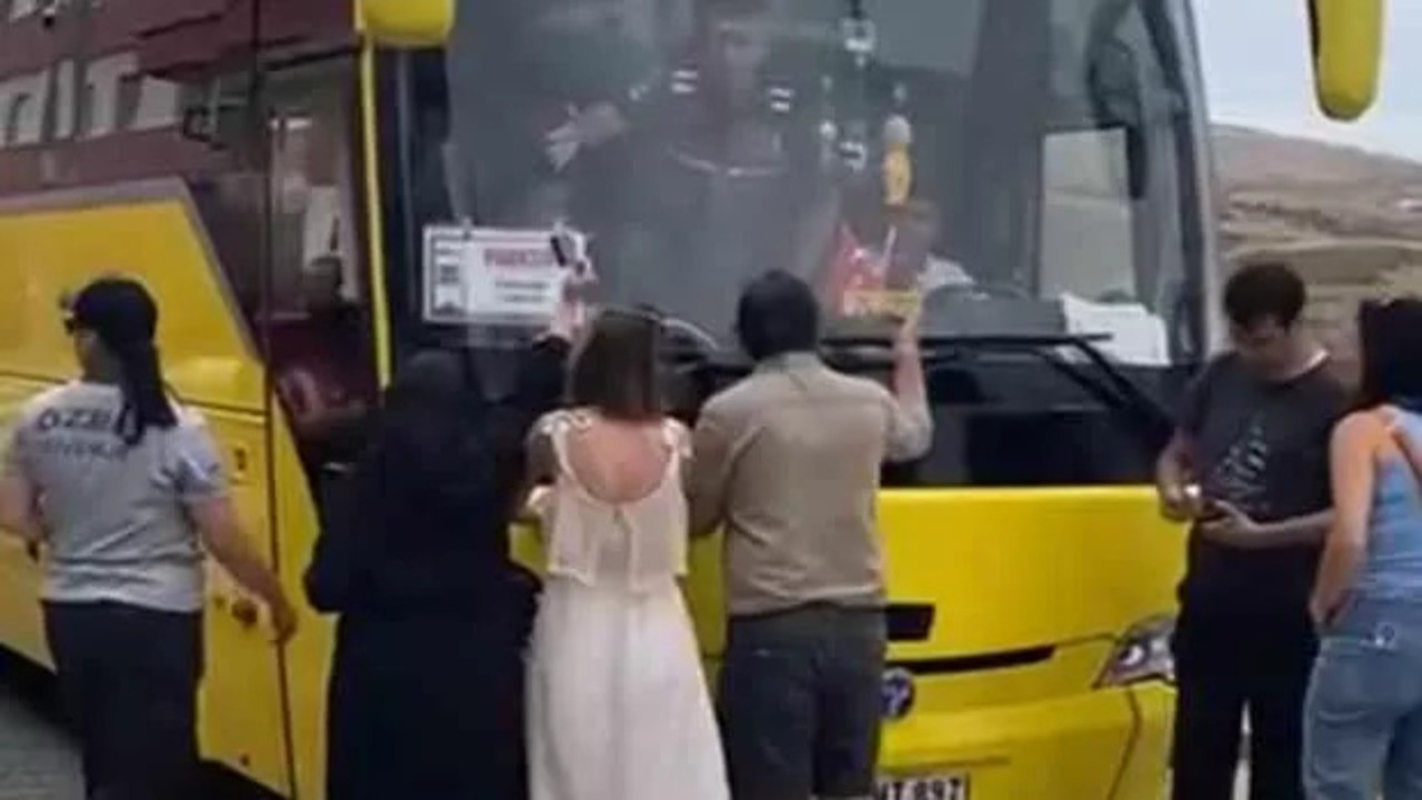 İzmir'de skandal! Avukatlar, kaçak göçmenleri taşıyan otobüslerin önünü kesmeye çalıştı