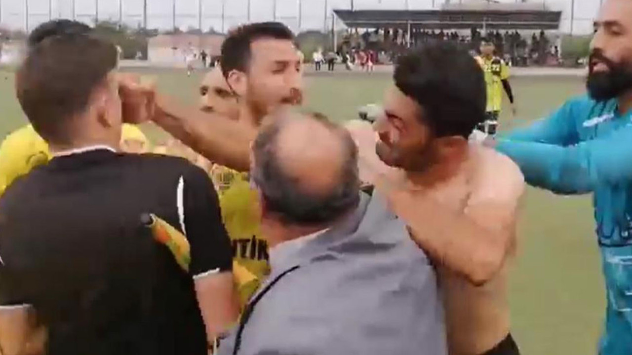 Gaziantep’te bir turnuva çerçevesinde oynanan futbol maçında hakeme çirkin saldırı