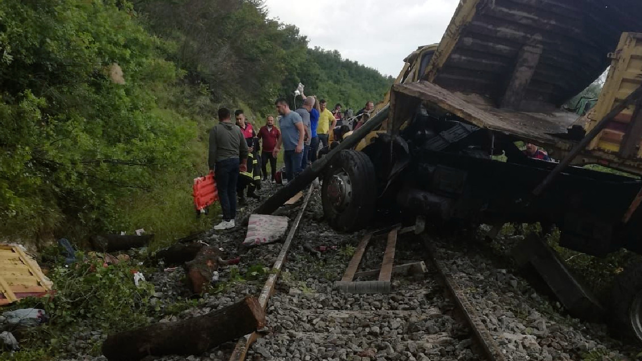 30 metre yükseklikten kamyonla demir yoluna düştüler: 2 ölü, 2 yaralı