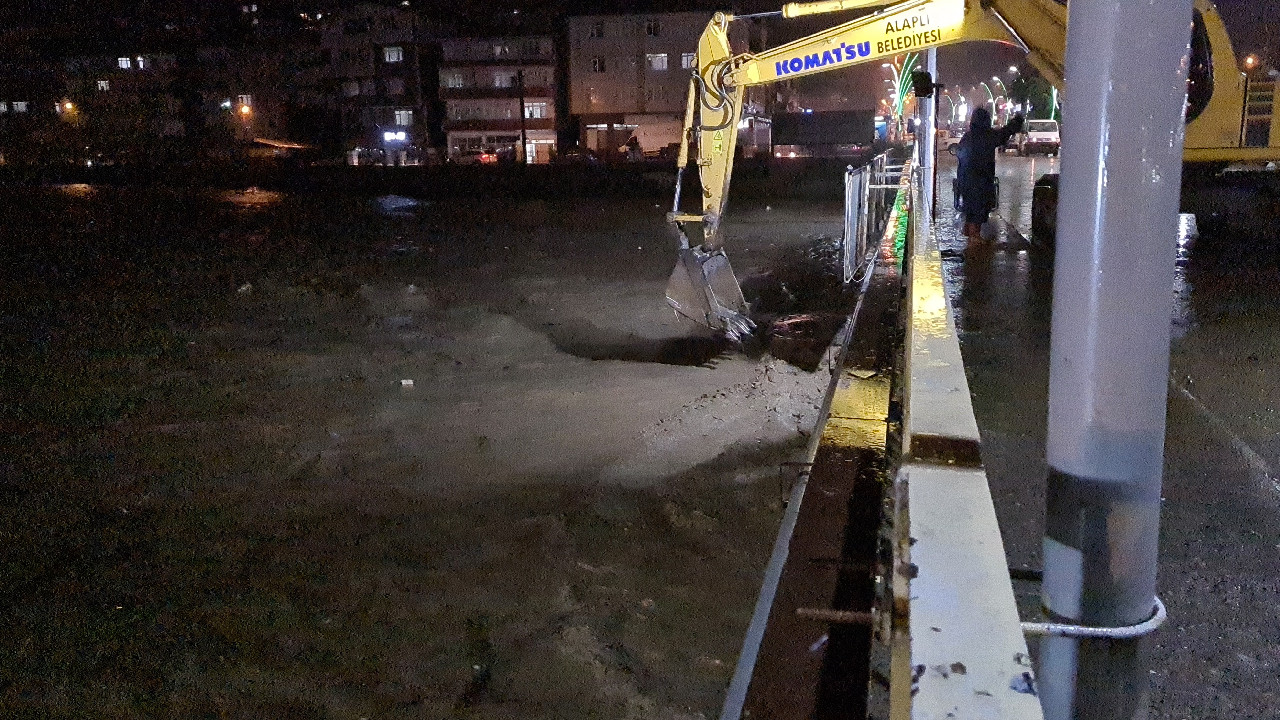 Zonguldak'ta sel alarmı! Alaplı halkı geceyi sel korkusuyla ayakta geçiriyor