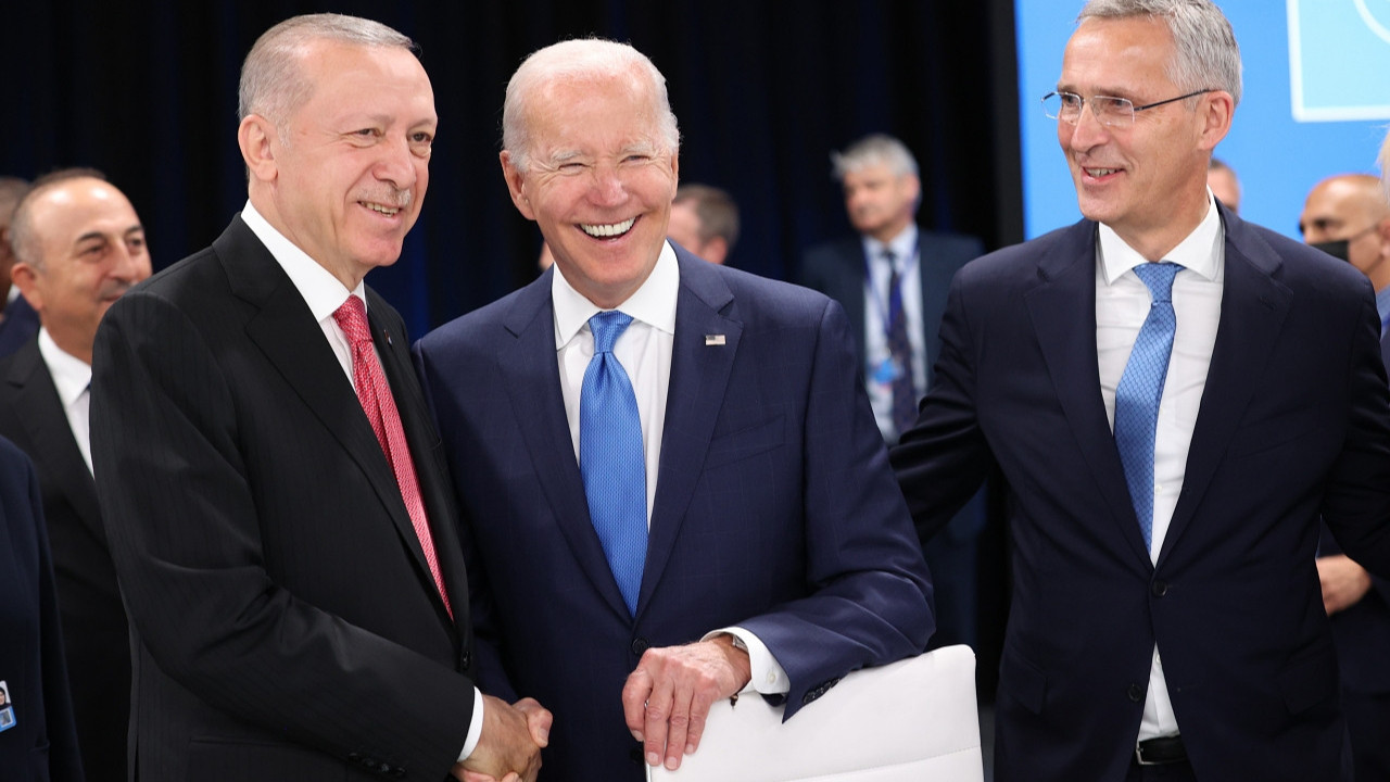 NATO Zirvesi'nde samimi anlar: Erdoğan, Biden ve Johnson ayaküstü sohbet etti!