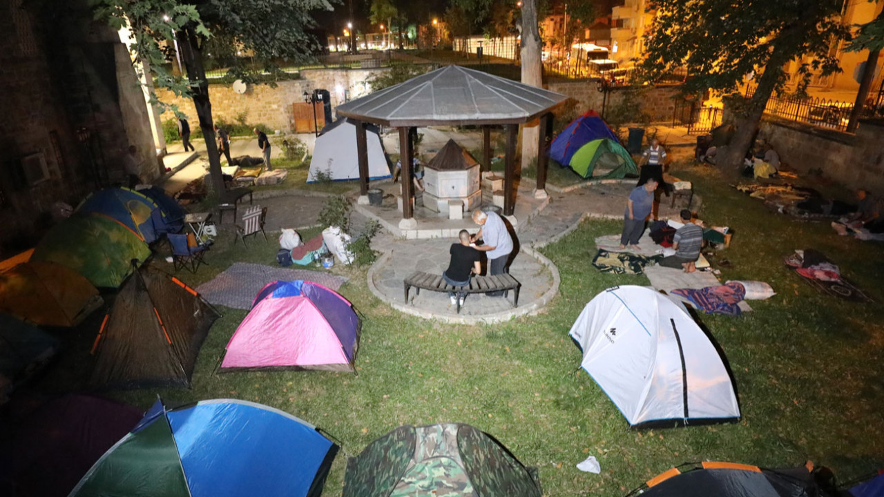 Kırkpınar yoğunluğundan dolayı otelde yer bulamayan güreşseverler Er Meydanı yakınına çadır kurdu