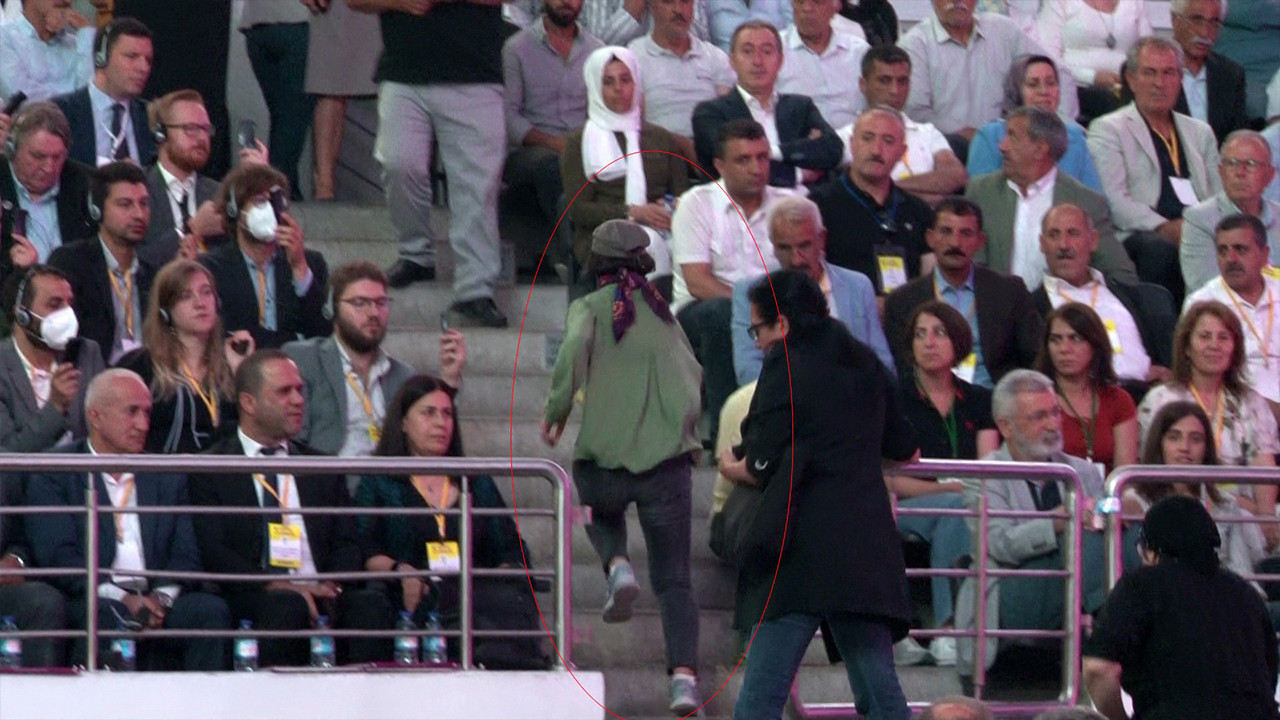 HDP'nin kongresinde skandal anlar! Terörist başının posterini açmaya çalıştılar