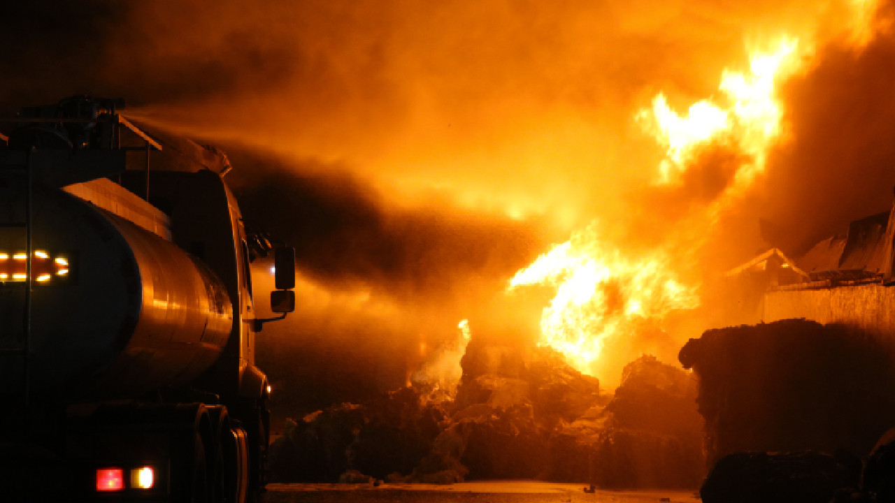 Kahramanmaraş'ta geri dönüşüm tesisinde yangın çıktı