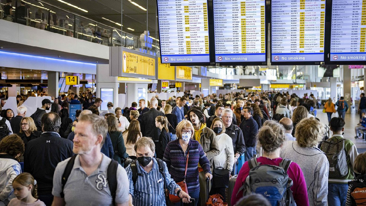 Avrupa ve ABD havalimanlarında büyük kaos! Pandemideki işten çıkarma politikası başlarını yaktı