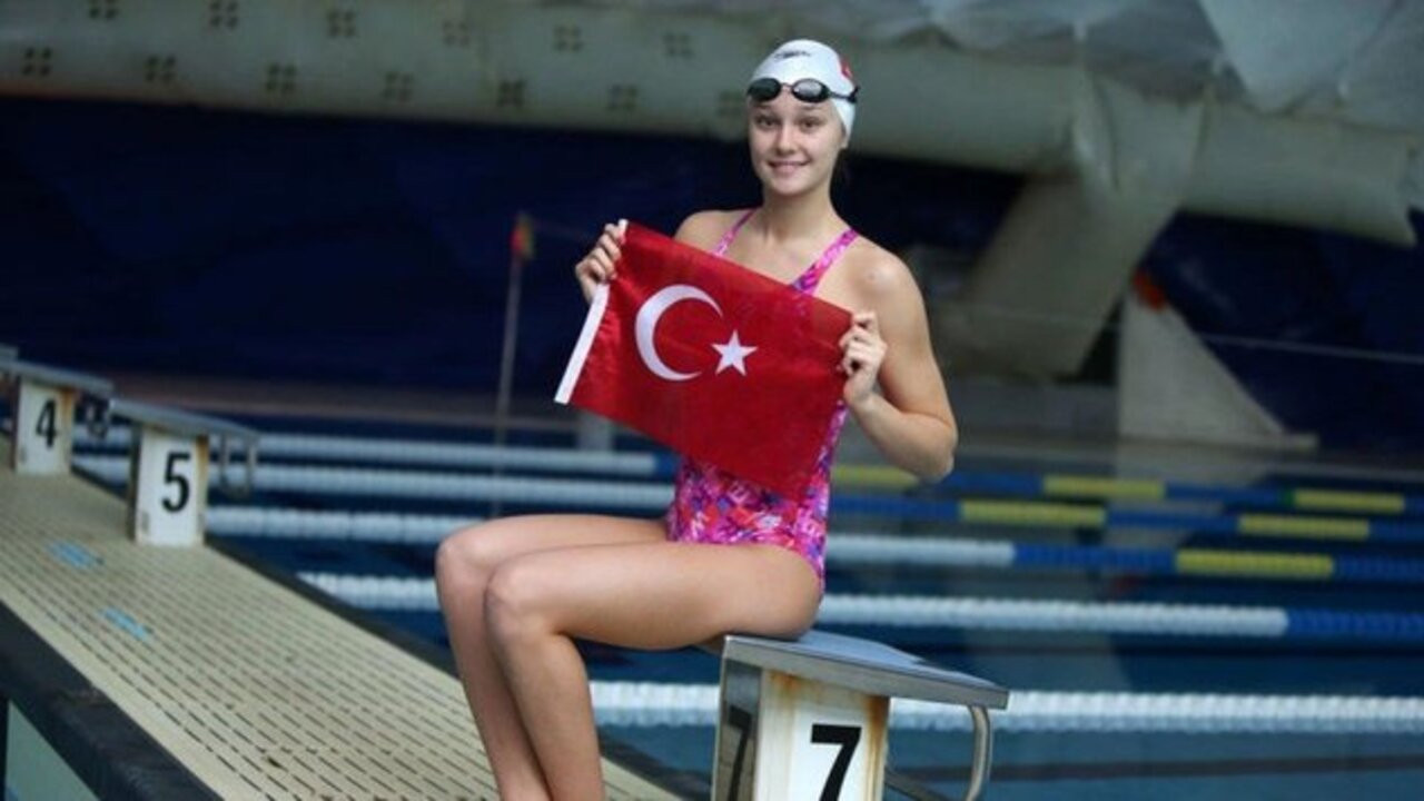 Milli yüzücü Victoria Zeynep Güneş, kurbağalamada altın madalya kazandı
