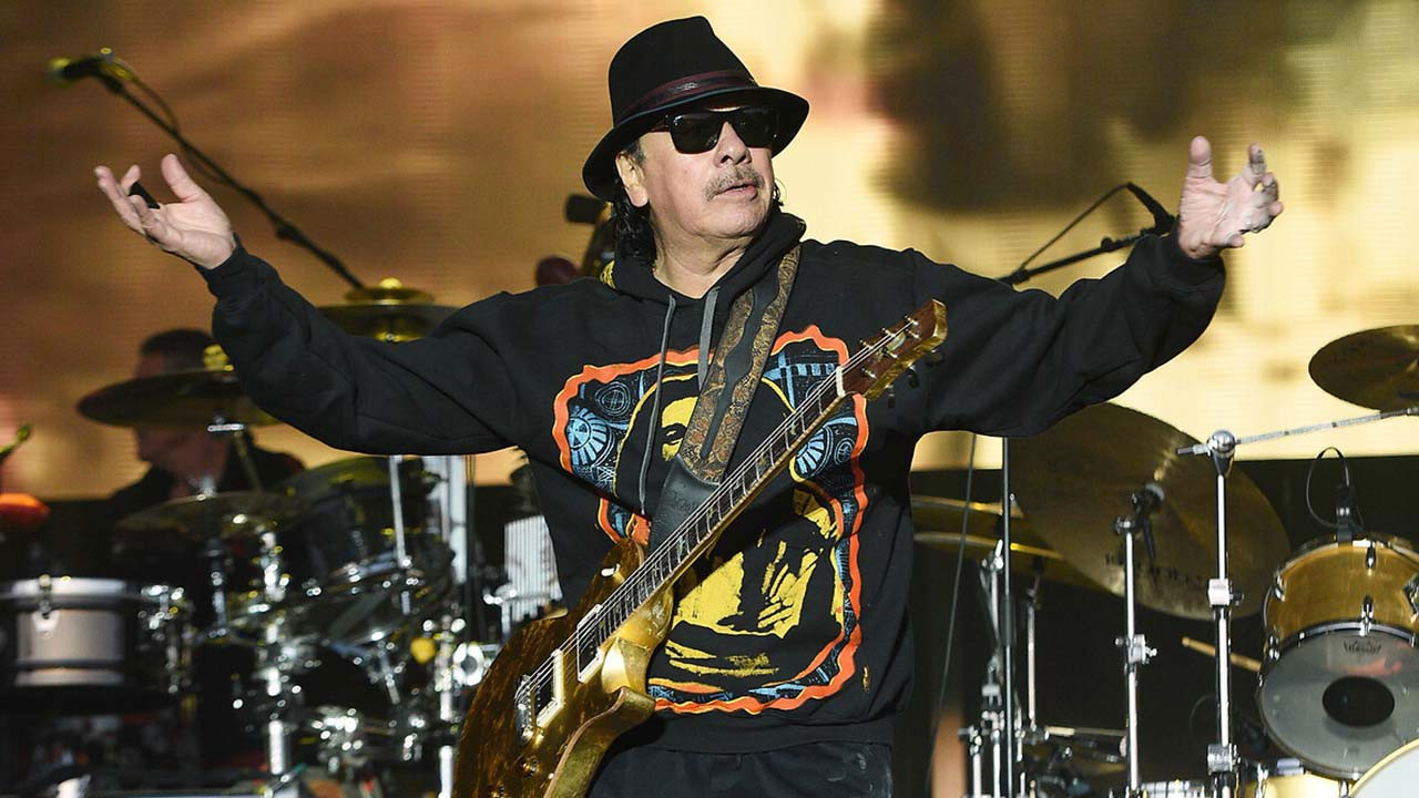 ABD'li efsane gitarist Carlos Santana konser sırasında bayıldı