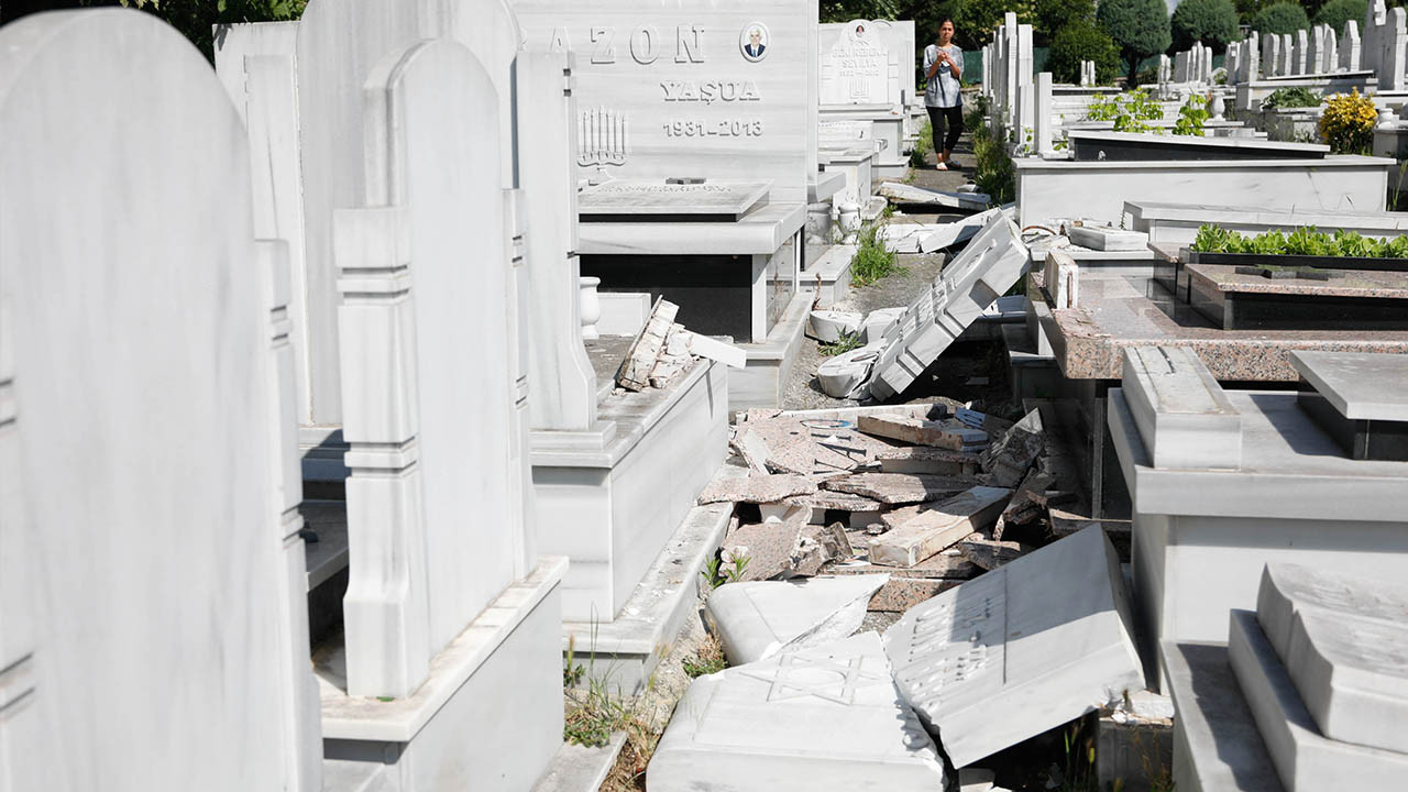 Beyoğlu'ndaki Yahudi mezarlığında mezar taşlarını kırdılar: Yerlerinden söküp tahrip ettiler