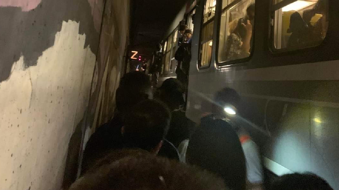 Raylara inen kişiler tren seferlerini aksattı! Paris’te halk tünellerde mahsur kaldı
