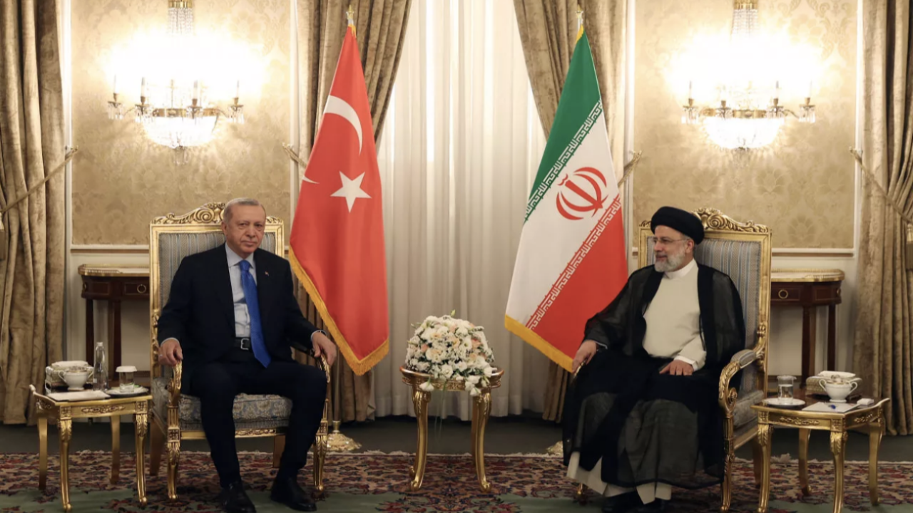 Cumhurbaşkanı Erdoğan İran'da! Reisi ve Hamaney'le görüştü