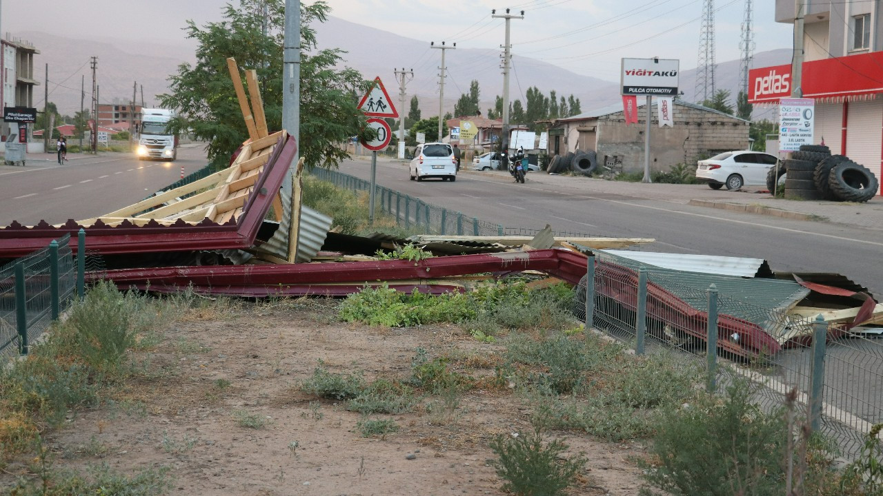 Iğdır’da etkili olan fırtına çatıları uçurdu, araçlara zarar verdi